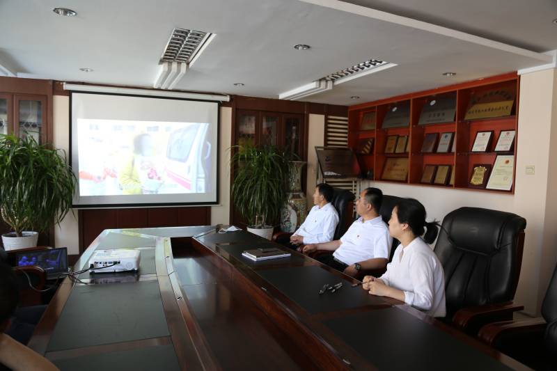 公司党支部组织党员进行廉政教育学习