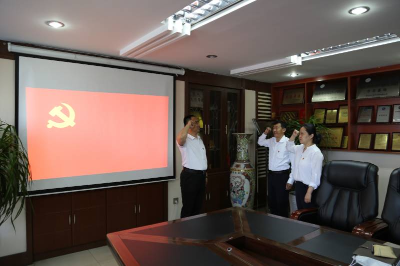 党员抗疫上岗前组织宣誓