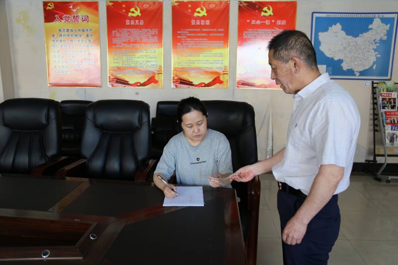 党员按时主动缴纳党费