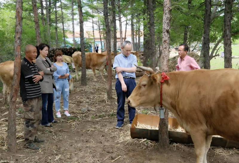 中国农业大学杨红建教授到养殖合作户家走访