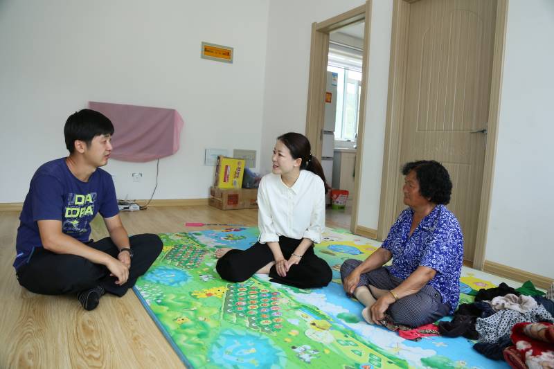 吕爱辉董事长与帮扶对象座谈